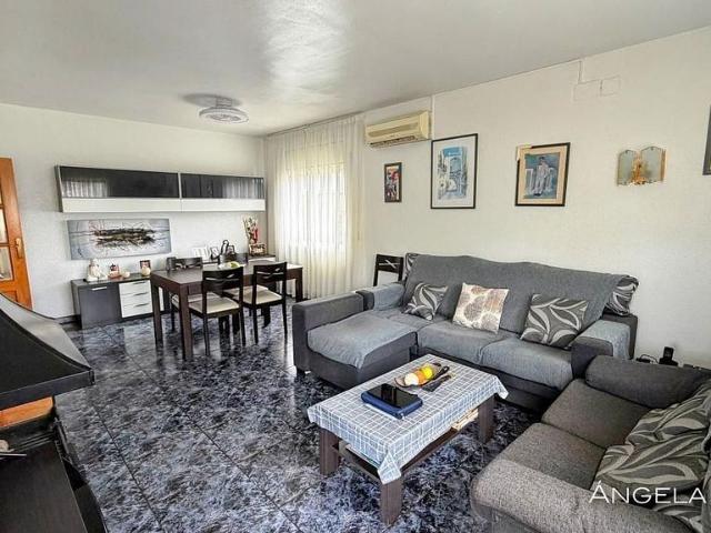 Chalet en venta en calle De Lucena, Sant Vicenç dels Horts, de 182 m² 3 habitaciones por 490.000