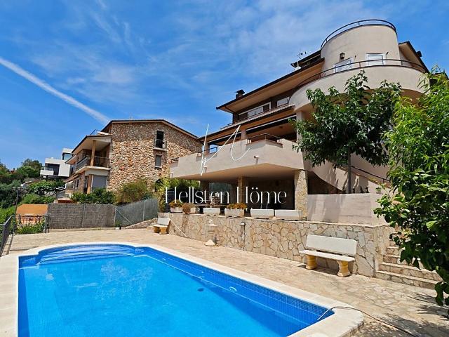 Chalet en venta en calle De Montserrat, Corbera de Llobregat, de 302 m² 4 habitaciones por 582.000