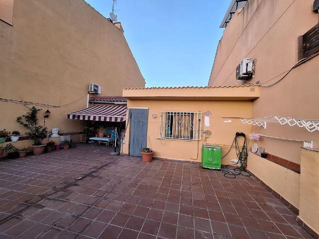 Chalet en venta en calle De Màlaga, Rubí, de 216 m² 8 habitaciones por 349.000