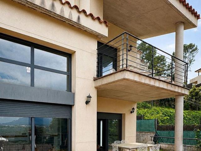 Chalet en venta en calle De Maria Sunyol, Castellví de Rosanes, de 253 m² 4 habitaciones por 419.000