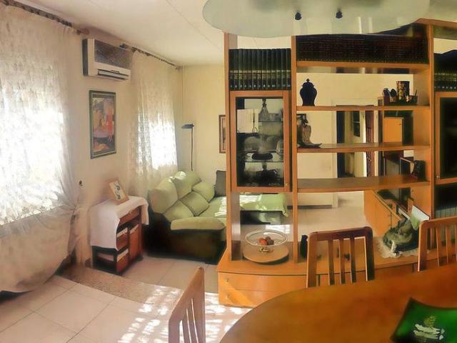 Chalet en venta en calle De Martí Díez, Terrassa, de 270 m² 6 habitaciones por 490.000