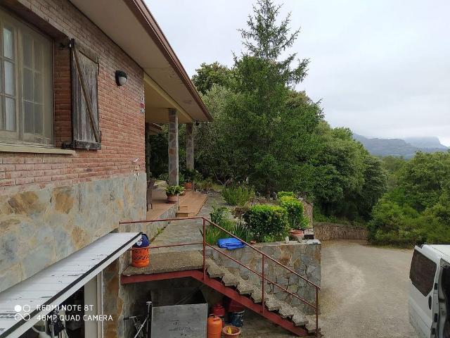 Chalet en venta en calle De Sant Feliu, Castellar del Vallès, de 330 m² 6 habitaciones por 665.000