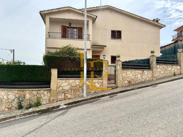 Chalet en venta en calle De Pizarro, Cerdanyola del Vallès, de 230 m² 5 habitaciones por 599.000