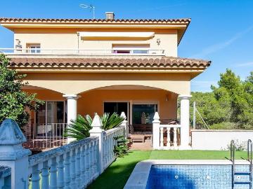 Chalet en venta en calle De Pintor Dalí, Castellet i la Gornal, de 198 m² 4 habitaciones por 361.000