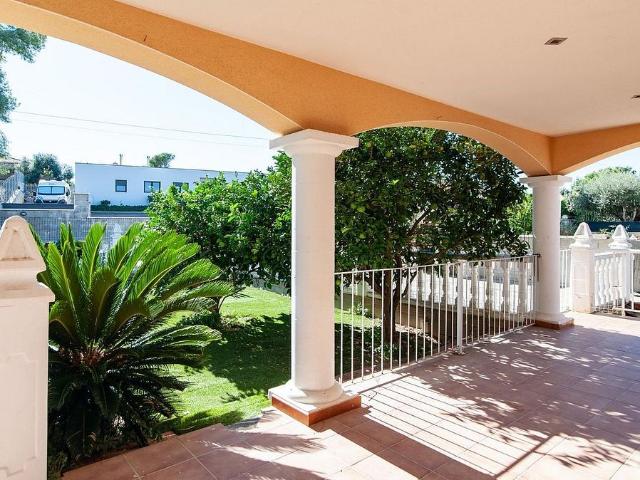 Chalet en venta en calle De Pintor Dalí, Castellet i la Gornal, de 198 m² 4 habitaciones por 361.000