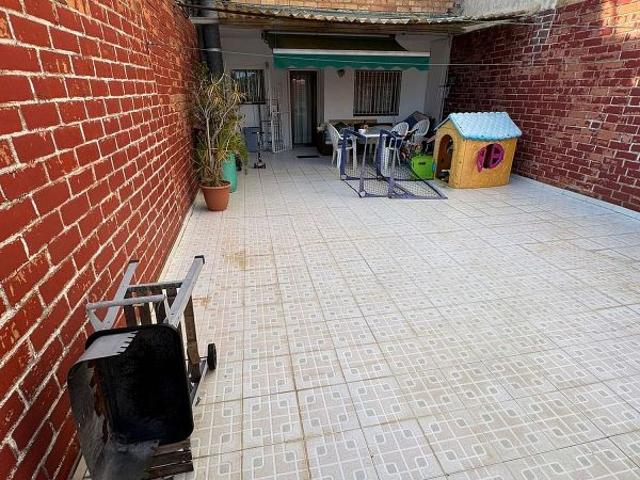 Chalet en venta en calle De Rodrigo Caro, Badalona, de 140 m² 3 habitaciones por 409.000