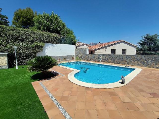 Chalet en venta en calle De Ricard Opisso, Esparreguera, de 222 m² 5 habitaciones por 476.700