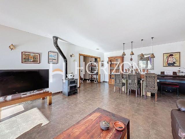 Chalet en venta en calle De Tomàs Guerrero, Corbera de Llobregat, de 207 m² 3 habitaciones por 649.000