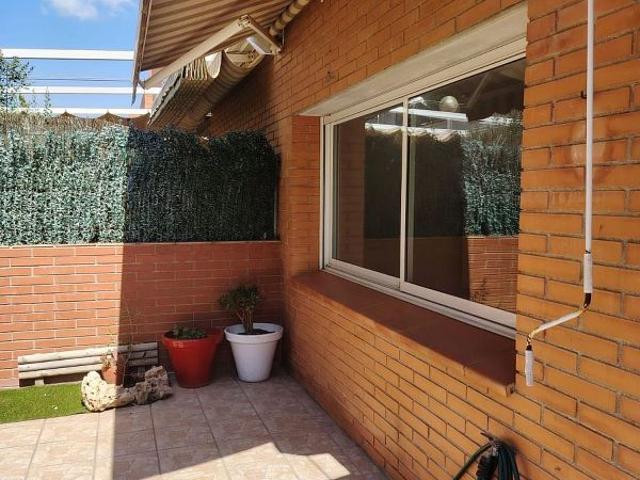 Chalet en venta en calle De Tànger, Badalona, de 244 m² 4 habitaciones por 698.000