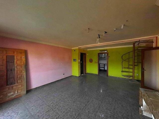 Chalet en venta en calle De Uruguai, Vallirana, de 140 m² 4 habitaciones por 215.325