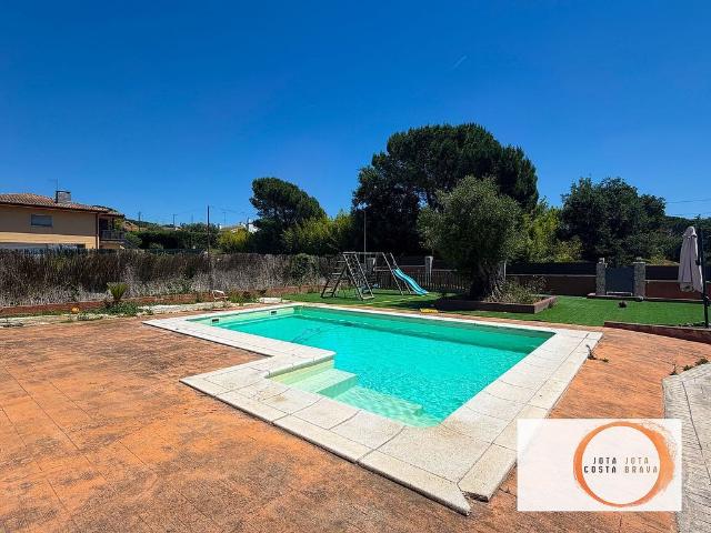 Chalet en venta en calle De Vidreres, Caldes de Malavella, de 168 m² 3 habitaciones por 372.000