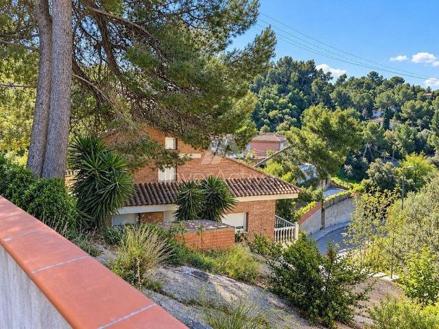 Chalet en venta en calle Del Mas Sala, Torrelles de Llobregat, de 208 m² 5 habitaciones por 350.000