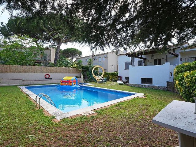 Chalet en venta en calle Del Montclar, Santa Cristina d´Aro, de 99 m² 4 habitaciones por 550.000