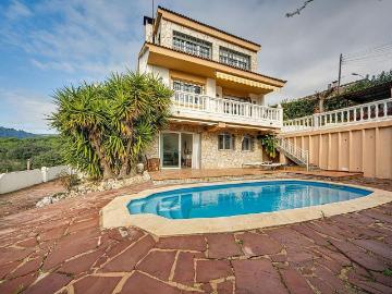 Chalet en venta en calle Del Om, Caldes de Montbui, de 286 m² 5 habitaciones por 510.000