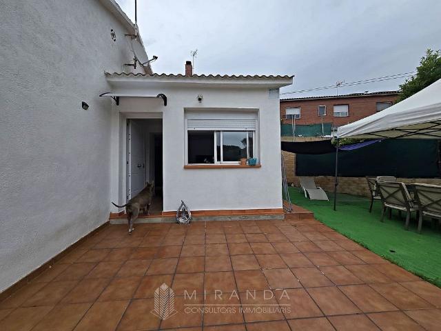 Chalet en venta en calle Del Berguedà, Lliçà d´Amunt, de 89 m² 3 habitaciones por 373.000