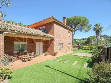 Chalet en venta en calle Del Canigó, Ametlla del Vallès, l´, de 342 m² 5 habitaciones por 545.000