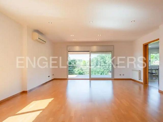Chalet en venta en calle Del Canigó, Sant Julià de Ramis, de 446 m² 4 habitaciones por 775.000