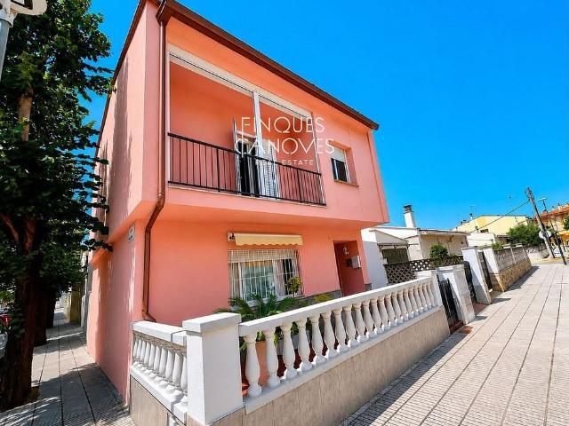 Chalet en venta en calle Del Comte Berenguer, Bescanó, de 130 m² 3 habitaciones por 365.000