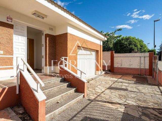 Chalet en venta en calle Del Conflent, Reus, de 224 m² 4 habitaciones por 435.000