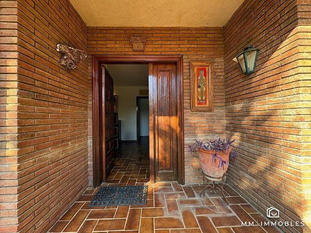 Chalet en venta en calle Del Delta, Franqueses del Vallès, les, de 272 m² 4 habitaciones por 599.000