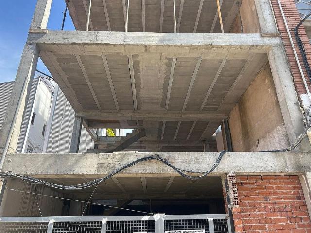 Chalet en venta en calle Del Doctor Alexander Fleming, Sant Adrià de Besos, de 282 m² 4 habitaciones por 275.000