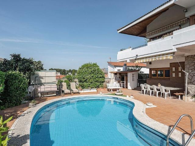 Chalet en venta en calle Del Gaig, Palau solità i Plegamans, de 311 m² 6 habitaciones por 549.000