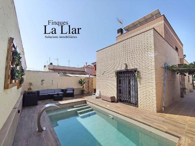 Chalet en venta en calle Del Lliri, Viladecans, de 106 m² 4 habitaciones por 699.000