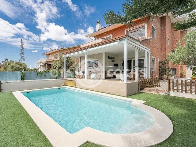 Chalet en venta en calle Del Pallars, Reus, de 380 m² 5 habitaciones por 585.000