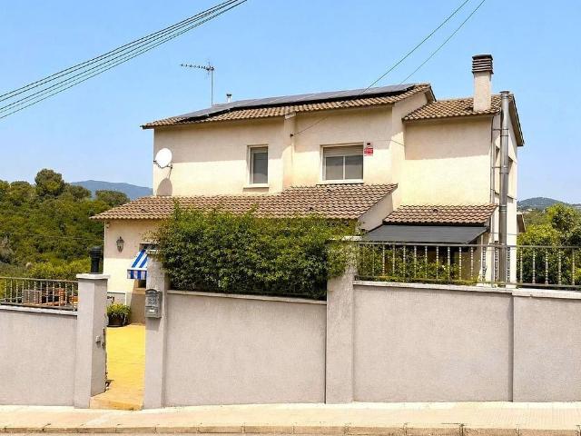 Chalet en venta en calle Del Penedès, Lliçà d´Amunt, de 249 m² 5 habitaciones por 439.000