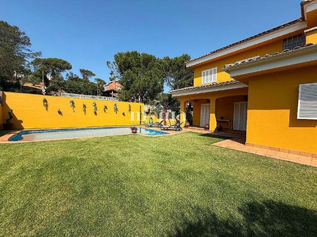 Chalet en venta en calle Del Roure, Montornès del Vallès, de 266 m² 4 habitaciones por 625.000