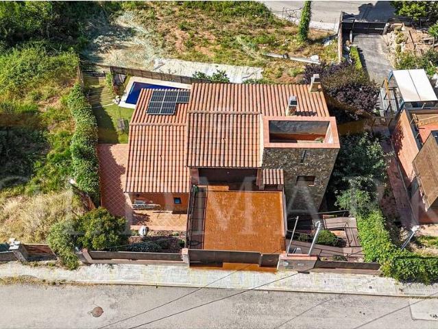 Chalet en venta en calle Del Segre, Corbera de Llobregat, de 140 m² 4 habitaciones por 495.000