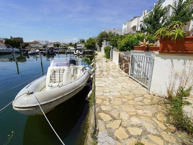 Chalet en venta en calle Del Sol, Castelló d´Empúries, de 91 m² 4 habitaciones por 450.000