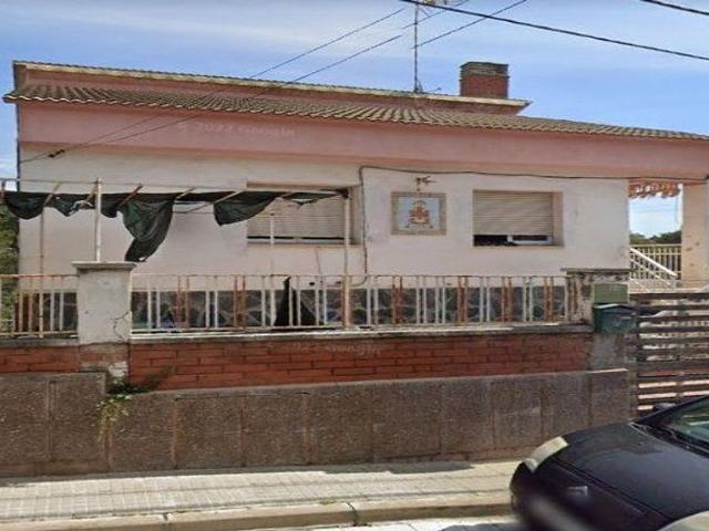 Chalet en venta en calle Del Taga, Rubí, de 628 m² 3 habitaciones por 301.050