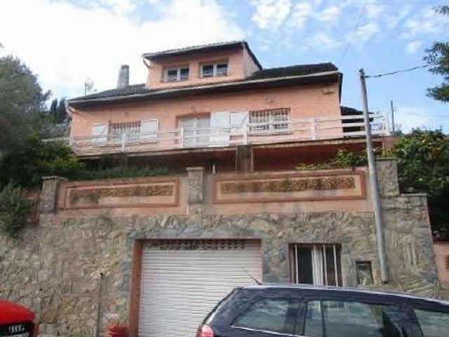 Chalet en venta en calle Del Torrent, Torrelles de Llobregat, de 130 m² 5 habitaciones por 230.000