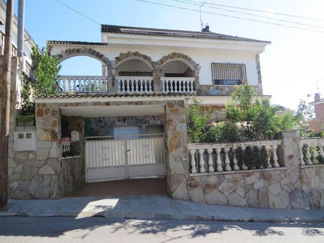 Chalet en venta en calle Del Valira, Lliçà d´Amunt, de 288 m² 1 habitación por 345.000