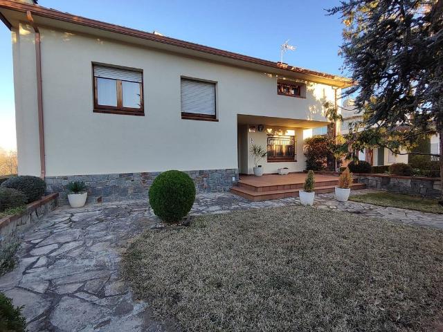 Chalet en venta en calle Del Vallès, Canovelles, de 180 m² 6 habitaciones por 680.000