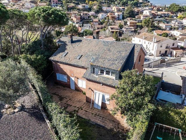Chalet en venta en calle Dels Pins, Montornès del Vallès, de 300 m² 5 habitaciones por 555.000