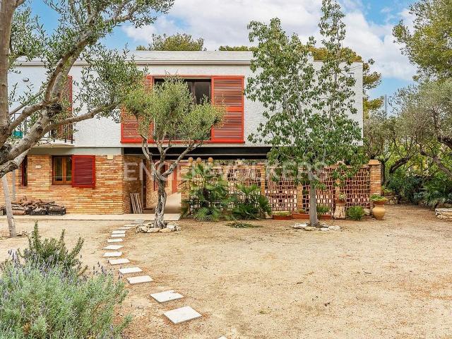 Chalet en venta en calle Dels Pins, Torredembarra, de 357 m² 7 habitaciones por 798.000