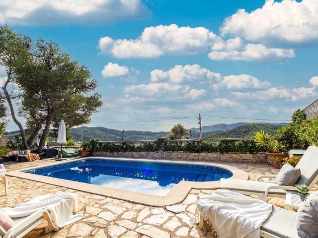 Chalet en venta en calle Dels Pirineus, Olivella, de 250 m² 3 habitaciones por 540.000