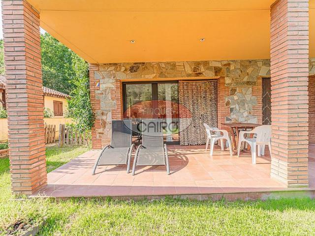 Chalet en venta en calle Dels Roures, Sant Llorenç de la Muga, de 222 m² 3 habitaciones por 360.000