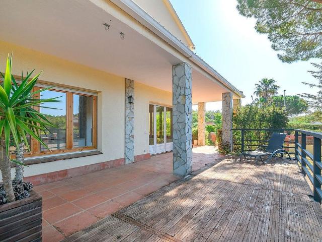 Chalet en venta en calle Ebre, Begues, de 221 m² 4 habitaciones por 660.000