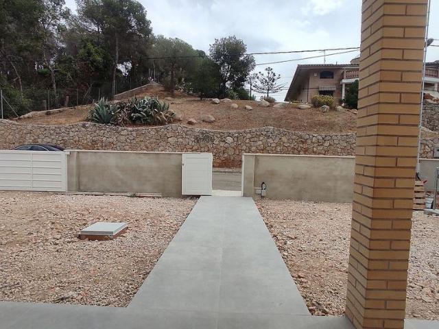 Chalet en venta en calle El Greco, Cubelles, de 139 m² 4 habitaciones por 390.000