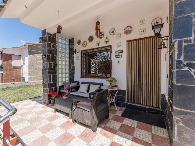 Chalet en venta en calle Els Esquirols, Sant Fost de Campsentelles, de 175 m² 4 habitaciones por 495.000