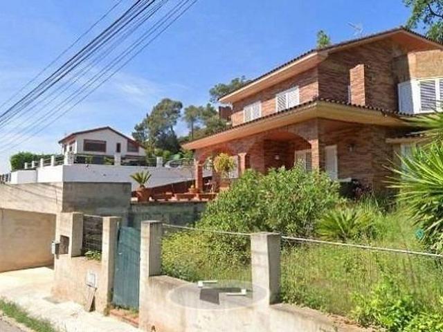 Chalet en venta en calle Els Esquirols, Sant Fost de Campsentelles, de 379 m² 4 habitaciones por 351.000