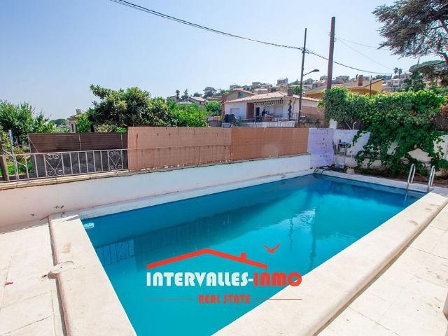 Chalet en venta en calle Eugeni D'ors, Caldes de Montbui, de 198 m² 3 habitaciones por 350.000