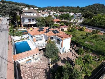 Chalet en venta en calle Eugeni D'ors, Caldes de Montbui, de 198 m² 3 habitaciones por 370.000