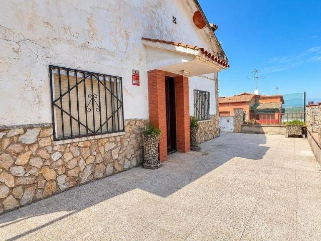 Chalet en venta en calle Extremadura, Martorelles, de 74 m² 3 habitaciones por 320.000