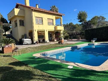 Chalet en venta en calle Font del Tord, Bigues i Riells, de 326 m² 6 habitaciones por 498.000