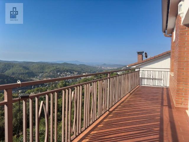 Chalet en venta en calle Rafael Casanova, Torrelles de Llobregat, de 94 m² 3 habitaciones por 309.000