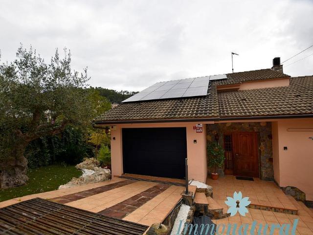 Chalet en venta en calle Frederic Corominas, Torrelles de Llobregat, de 221 m² 4 habitaciones por 550.000